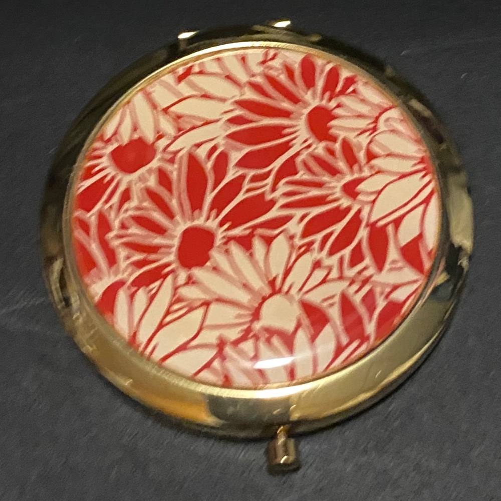 Thirty one compact mirror